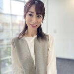 Mariko Dou Instagram - 本日の「ワイド！スクランブル」の衣装は、 ☆ブラウス,ジャンパースカート… #stola でした👗✨ 髪型は、ハーフアップのお団子にしてもらいました🎵 明日も、アベモニ後に担当します🎤 よろしくお願いします😊 #大下容子ワイドスクランブル #ワイドスクランブル #ニュース #テレビ朝日 #堂真理子 #アナウンサー #番組衣装 #アナウンサー衣装
