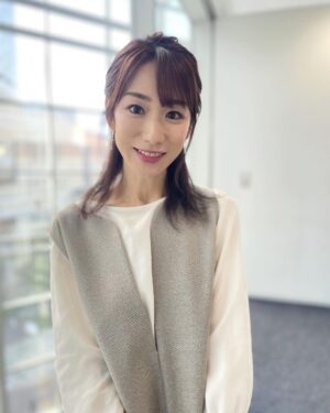 Mariko Dou Instagram - 本日の「ワイド！スクランブル」の衣装は、

☆ブラウス,ジャンパースカート… #stola

でした👗✨
髪型は、ハーフアップのお団子にしてもらいました🎵

明日も、アベモニ後に担当します🎤
よろしくお願いします😊

 #大下容子ワイドスクランブル 
 #ワイドスクランブル
 #ニュース
 #テレビ朝日
 #堂真理子 #アナウンサー #番組衣装 #アナウンサー衣装