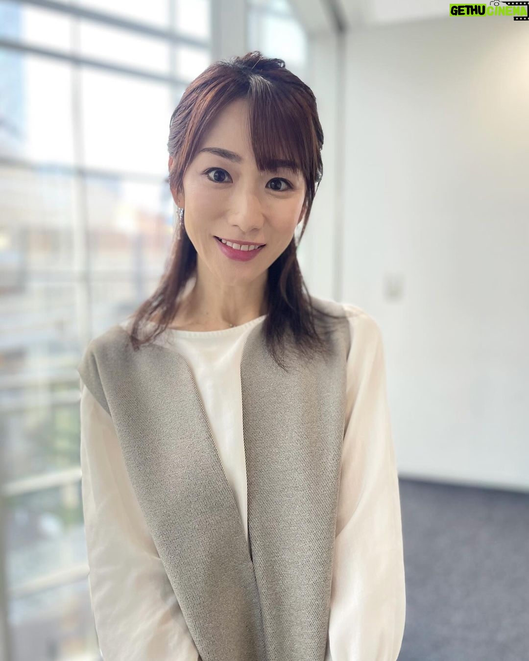 Mariko Dou - 2.2K Likes - 本日の「ワイド!スクランブル」の衣装は、
☆ブラウス,ジャンパースカート… #stola
でした👗✨
髪型は、ハーフアップのお団子にしてもらいました🎵
明日も、アベモニ後に担当します🎤
よろしくお願いします😊
#大下容子ワイドスクランブル
#ワイドスクランブル
#ニュース
#テレビ朝日
#堂真理子 #アナウンサー #番組衣装 #アナウンサー衣装