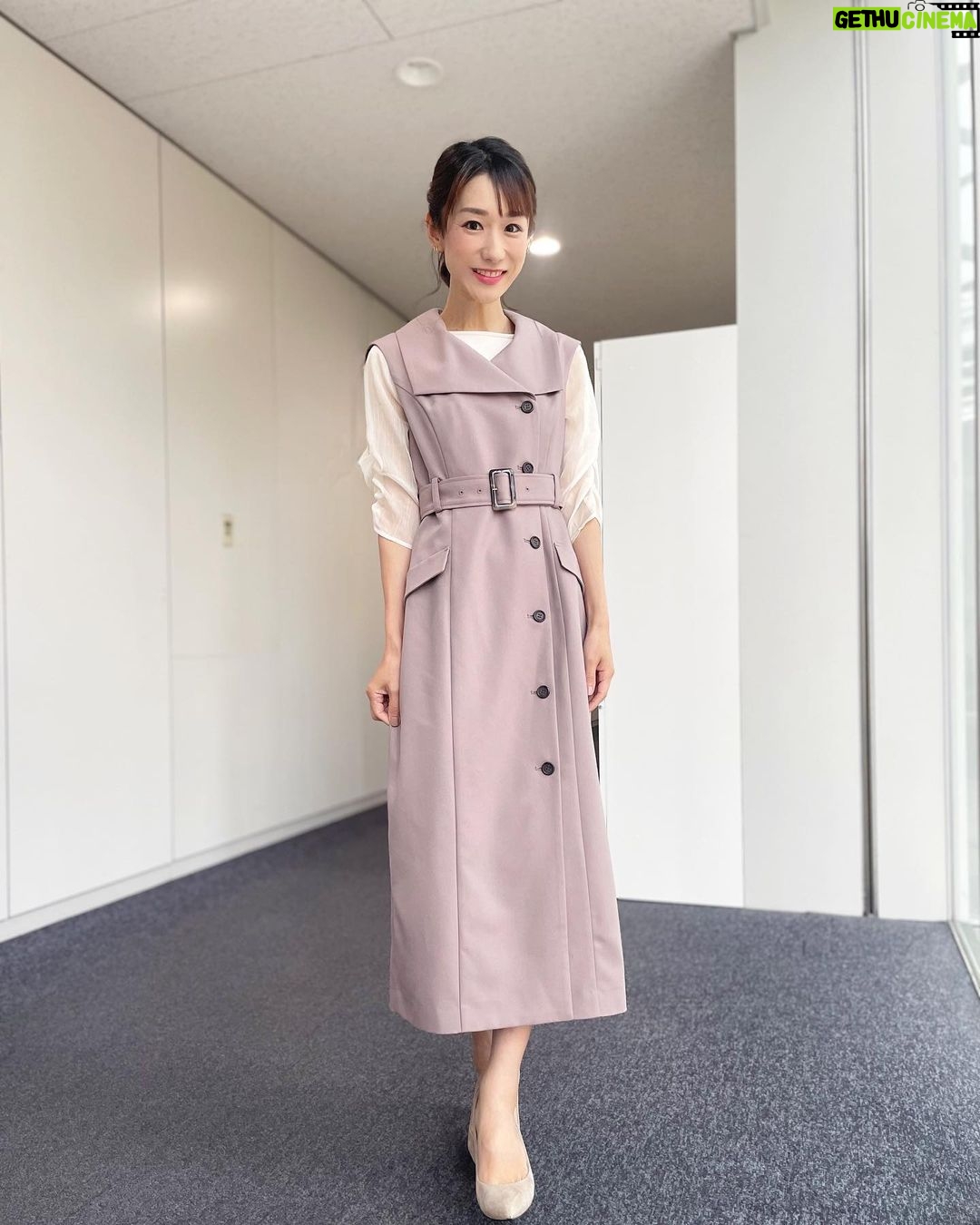 Mariko Dou Instagram - 本日の「ワイド!スクランブル」の衣装は、 ☆ワンピース,カットソー… #proportionbodydressing ☆アクセサリー… #starjewelry でした👗✨ ワンピースのデザインが素敵でした💕 引き続き台風情報にはお気を付け下さい。 #大下容子ワイドスクランブル #ワイドスクランブル #ニュース #テレビ朝日 #堂真理子 #アナウンサー #番組衣装 #アナウンサー衣装