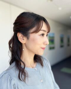 Mariko Dou Instagram - 本日の「ワイド！スクランブル」の衣装は、 ☆ニット,スカート… #laissepasse ☆アクセサリー… #ete でした👗✨ 今日も暑いですが、午後も頑張りましょう♪ #大下容子ワイドスクランブル #ワイドスクランブル #ニュース #テレビ朝日 #堂真理子 #アナウンサー #アナウンサー衣装 #番組衣装