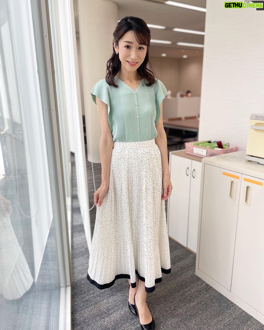 Mariko Dou Instagram - 初めて担当した午後のAbema Newsで、一緒にニュースを伝えた楪さんと放送後に写真をと撮りました☺️ 分からないことだらけの私を、たくさんフォローして下さいました😭✨ありがとうございます✨ ちなみに2枚目の写真が衣装で、1,3枚目の写真が私服👗 ミントグリーンのニット✖︎水玉スカートの組み合わせが見事にシンクロしていて、思わず笑ってしまいました😆🎵 #abemanews #楪望 さんと #衣装 と #私服 が #シンクロ #堂真理子 #テレビ朝日 #アナウンサー