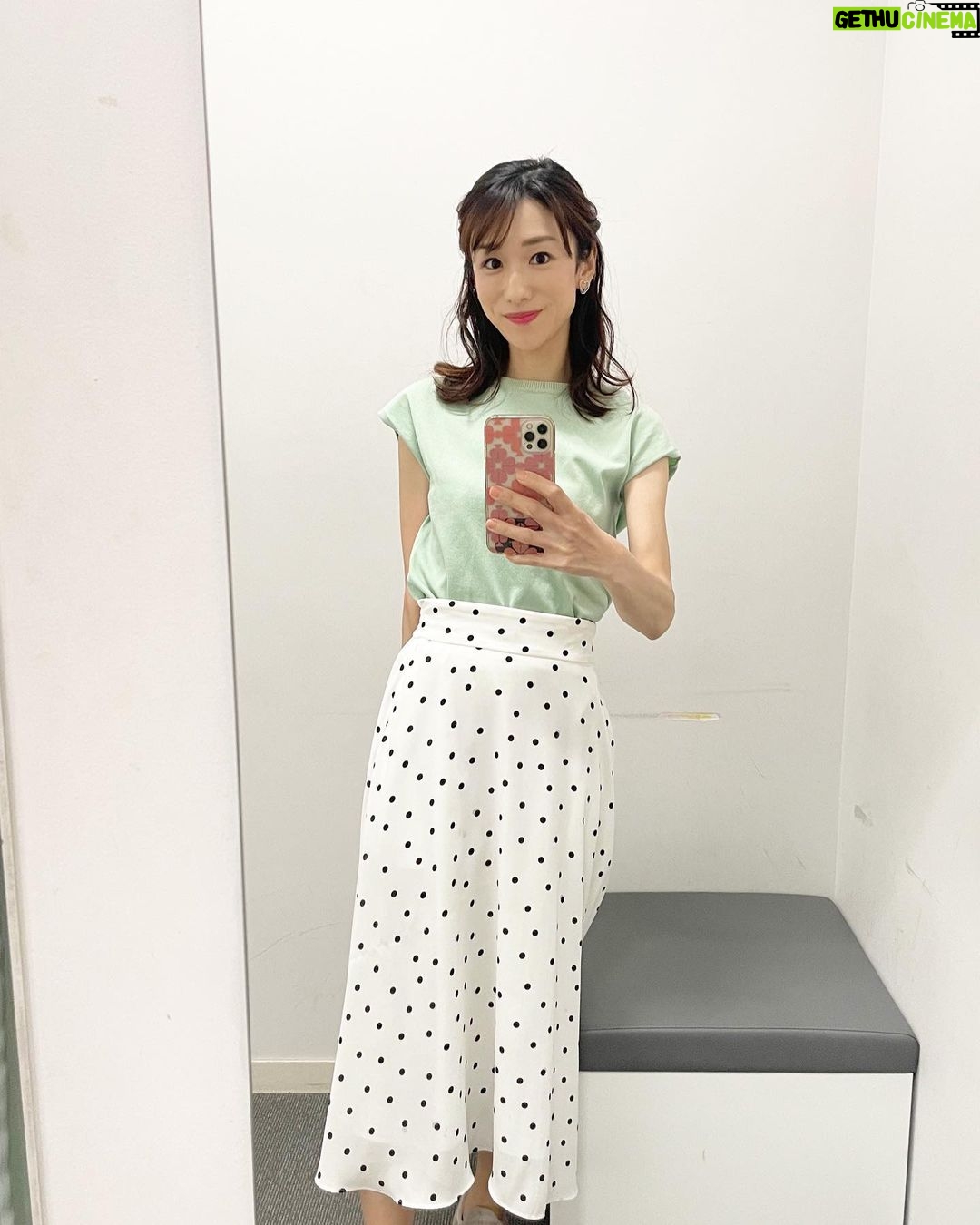 Mariko Dou Instagram - 初めて担当した午後のAbema Newsで、一緒にニュースを伝えた楪さんと放送後に写真をと撮りました☺️ 分からないことだらけの私を、たくさんフォローして下さいました😭✨ありがとうございます✨ ちなみに2枚目の写真が衣装で、1,3枚目の写真が私服👗 ミントグリーンのニット✖︎水玉スカートの組み合わせが見事にシンクロしていて、思わず笑ってしまいました😆🎵 #abemanews #楪望 さんと #衣装 と #私服 が #シンクロ #堂真理子 #テレビ朝日 #アナウンサー