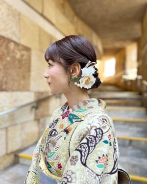 Mariko Dou Instagram - 先日の着物撮影の時のオフショット📷
髪飾りが着物の柄ともよく合っていて素敵でした👘✨

暖かい日が続いていますが、もう12月も中旬ですね‼️びっくり！
今年も残りわずかですが、元気に過ごしたいです😊
それでは今週も頑張りましょう❣️

 #着物
 #撮影
 #オフショット
 #横顔
 #素敵 な
 #髪飾り
 #堂真理子 #テレビ朝日 #アナウンサー