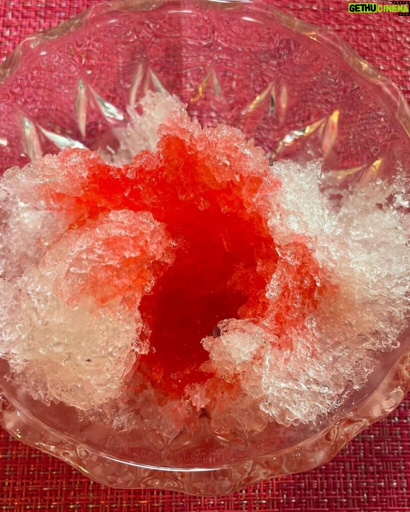 Mariko Dou Instagram - 子供達がそれぞれかき氷を作って、ベランダに続く窓辺で食べていました🍧笑 手動のかき氷機を一生懸命回している2人の姿が微笑ましかったです^_^ 夏って感じですね〜🌻 久しぶりに食べたかき氷は懐かしい味がしました💕 不安定な天気が良続きますので、気を付けてお過ごし下さい。 明日は朝7時〜アベモニ、よろしくお願いします✨ #おうち時間 #手作り #かき氷 #ブルーハワイ と #いちご のシロップ #夏 #夏休み #明日 は #アベモニ #よろしくお願いします #堂真理子 #テレビ朝日 #アナウンサー