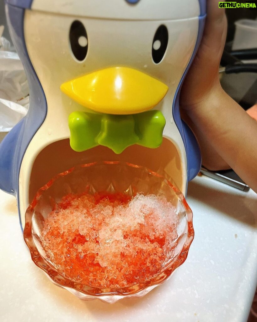 Mariko Dou Instagram - 子供達がそれぞれかき氷を作って、ベランダに続く窓辺で食べていました🍧笑 手動のかき氷機を一生懸命回している2人の姿が微笑ましかったです^_^ 夏って感じですね〜🌻 久しぶりに食べたかき氷は懐かしい味がしました💕 不安定な天気が良続きますので、気を付けてお過ごし下さい。 明日は朝7時〜アベモニ、よろしくお願いします✨ #おうち時間 #手作り #かき氷 #ブルーハワイ と #いちご のシロップ #夏 #夏休み #明日 は #アベモニ #よろしくお願いします #堂真理子 #テレビ朝日 #アナウンサー