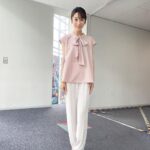 Mariko Dou Instagram – 本日の「ワイド！スクランブル」の衣装は、

☆ブラウス,パンツ… #laissepasse 
☆アクセサリー… #starjewelry

でした👗✨
リボンが付いた可愛いシャツと、久しぶりにパンツでした💕髪型も素敵にしてもらいました！ほどくのがもったいない、、、✨

今日は山の日で祝日ですね😊体調にはお気を付けて、素敵な連休・お盆休みをお過ごし下さい♪

 #大下容子ワイドスクランブル #ワイドスクランブル #ニュース #テレビ朝日 #堂真理子 #アナウンサー #アナウンサー衣装 #番組衣装