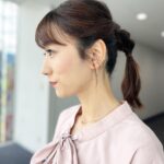 Mariko Dou Instagram – 本日の「ワイド！スクランブル」の衣装は、

☆ブラウス,パンツ… #laissepasse 
☆アクセサリー… #starjewelry

でした👗✨
リボンが付いた可愛いシャツと、久しぶりにパンツでした💕髪型も素敵にしてもらいました！ほどくのがもったいない、、、✨

今日は山の日で祝日ですね😊体調にはお気を付けて、素敵な連休・お盆休みをお過ごし下さい♪

 #大下容子ワイドスクランブル #ワイドスクランブル #ニュース #テレビ朝日 #堂真理子 #アナウンサー #アナウンサー衣装 #番組衣装