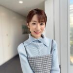 Mariko Dou Instagram - 「ワイド！スクランブル」の衣装は、 ☆ニット,スカート… #ノーリーズ ☆アクセサリー… #starjewelry でした👗✨ ニットとワンピースのデザインが素敵でした💕 週末も暖かくなりそうですね☀️ 素敵な週末をお過ごしください🎵 #大下容子ワイドスクランブル #ワイドスクランブル #ニュース #テレビ朝日 #堂真理子 #アナウンサー #アナウンサー衣装 #番組衣装