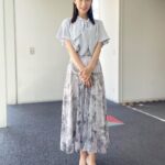 Mariko Dou Instagram – 今日はまた一段と暑いですね☀️💦
お出かけの際は、熱中症対策をしっかりして、体調にはお気を付け下さい✨

本日の「ワイド！スクランブル」の衣装は、

☆ブラウス,スカート… #stola
☆アクセサリー… #ete

でした👗✨
涼しげな衣装の色と素材に癒されました😊

午後も頑張りましょう❣️

 #大下容子ワイドスクランブル #ワイドスクランブル #ニュース #テレビ朝日 #堂真理子 #アナウンサー #アナウンサー衣装 #番組衣装