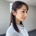 Mariko Dou Instagram – 今日はまた一段と暑いですね☀️💦
お出かけの際は、熱中症対策をしっかりして、体調にはお気を付け下さい✨

本日の「ワイド！スクランブル」の衣装は、

☆ブラウス,スカート… #stola
☆アクセサリー… #ete

でした👗✨
涼しげな衣装の色と素材に癒されました😊

午後も頑張りましょう❣️

 #大下容子ワイドスクランブル #ワイドスクランブル #ニュース #テレビ朝日 #堂真理子 #アナウンサー #アナウンサー衣装 #番組衣装