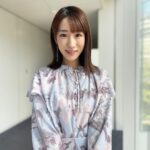 Mariko Dou Instagram - おはようございます☀ 昨日の「ワイド！スクランブル」の衣装は、 ☆セットアップ… #stola ☆アクセサリー… #ete でした👗✨ 花柄のセットアップが春らしくて素敵でした🥰 来週は暖かい日が多そうですね☘️寒暖差にお気を付け下さい✨ #大下容子ワイドスクランブル #ワイドスクランブル #ニュース #テレビ朝日 #堂真理子 #アナウンサー #アナウンサー衣装 #番組衣装