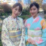 Mariko Dou Instagram - 先週、待ち受け配信用の着物撮影をしました👘✨お天気にも恵まれ、綺麗なお着物を選んでいただき、素敵な写真をたくさん撮ってもらいました💕 可愛い新人の荒井アナとも2ショット写真を撮りました‼️（年齢差は恐ろし過ぎるので、考えないことにします😂笑） アナウンス部SNS用の動画や写真は、三谷アナが撮影してくれました〜！三谷さん自身、このあと着物撮影を控えているにも関わらず、忙しい時間の合間に来てくれました😭✨ありがとうございます❣️ 普段中々話す機会のない後輩たちともおしゃべりできて、楽しかったです♪ 待ち受け配信はもう少し先になりますが、またお知らせしますね😊 さて、あっという間に12月に突入しましたね💦 今年も残り1ヶ月を切りましたが、元気に過ごしましょう♪ #着物 を着て #写真撮影 #撮影 #待ち受け #配信 用 #三谷紬 アナ #荒井理咲子 アナ #可愛い #後輩 と #堂真理子 #テレビ朝日 #アナウンサー