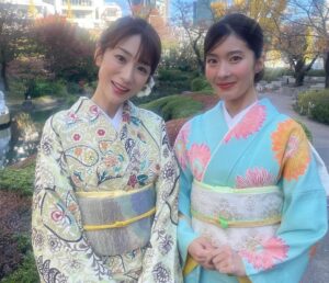 Mariko Dou Instagram - 先週、待ち受け配信用の着物撮影をしました👘✨お天気にも恵まれ、綺麗なお着物を選んでいただき、素敵な写真をたくさん撮ってもらいました💕
可愛い新人の荒井アナとも2ショット写真を撮りました‼️（年齢差は恐ろし過ぎるので、考えないことにします😂笑）
アナウンス部SNS用の動画や写真は、三谷アナが撮影してくれました〜！三谷さん自身、このあと着物撮影を控えているにも関わらず、忙しい時間の合間に来てくれました😭✨ありがとうございます❣️
普段中々話す機会のない後輩たちともおしゃべりできて、楽しかったです♪

待ち受け配信はもう少し先になりますが、またお知らせしますね😊

さて、あっという間に12月に突入しましたね💦
今年も残り1ヶ月を切りましたが、元気に過ごしましょう♪

 #着物 を着て
 #写真撮影
 #撮影
 #待ち受け
 #配信 用
 #三谷紬 アナ
 #荒井理咲子 アナ
 #可愛い
 #後輩 と
 #堂真理子 #テレビ朝日 #アナウンサー