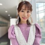 Mariko Dou Instagram - 本日の「ワイド！スクランブル」の衣装は、 ☆ニット,スカート… #laissepasse ☆アクセサリー… #starjewelry でした👗✨ パフスリーブのピンクニットとジャンパースカートの組み合わせが冬らしくて素敵でした❄️💕 今日も寒かったですが、週末はさらに寒くなりそうですね⛄️ 暖かくしてお過ごしください✨ 今週もお疲れ様でした♪ #大下容子ワイドスクランブル #ワイドスクランブル #ニュース #テレビ朝日 #堂真理子 #アナウンサー #アナウンサー衣装 #番組衣装