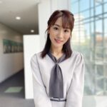 Mariko Dou Instagram - 本日の「ワイド！スクランブル」の衣装は、 ☆ニット,スカート… #proportionbodydressing ☆アクセサリー… #ete でした👗✨ トップスのニット、ネクタイのようなデザインで、とても素敵でした🥰 今日の東京は、11月下旬とは思えないほど暖かかったですね☀️ 夜は気温が一気に下がるようなので、寒暖差にはお気を付け下さい。 今週もお疲れ様でした✨ #大下容子ワイドスクランブル #ワイドスクランブル #ニュース #テレビ朝日 #堂真理子 #アナウンサー #アナウンサー衣装 #番組衣装