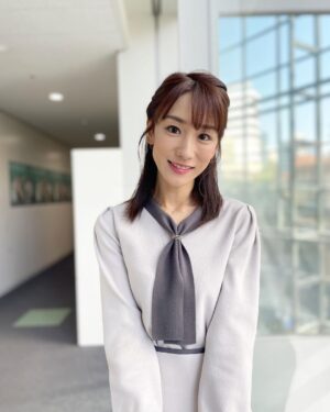 Mariko Dou Instagram - 本日の「ワイド！スクランブル」の衣装は、

☆ニット,スカート… #proportionbodydressing 
☆アクセサリー… #ete

でした👗✨
トップスのニット、ネクタイのようなデザインで、とても素敵でした🥰
今日の東京は、11月下旬とは思えないほど暖かかったですね☀️
夜は気温が一気に下がるようなので、寒暖差にはお気を付け下さい。
今週もお疲れ様でした✨

 #大下容子ワイドスクランブル #ワイドスクランブル #ニュース #テレビ朝日 #堂真理子 #アナウンサー #アナウンサー衣装 #番組衣装