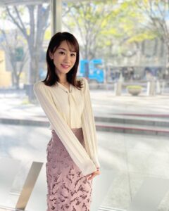 Mariko Dou Instagram - 明日は祝日のため、アベモニはお休みです。勤労感謝の日ですね！明日お休みの方は、素敵な休日をお過ごしください♪ こちらの写真は、先週のアベモニ本番後のものです📷☺️ それでは金曜日の「ワイド！スクランブル」、よろしくお願いします✨ #明日 は #祝日 #勤労感謝の日 なので #アベモニ は #お休み です #金曜日 は #ワイドスクランブル #よろしくお願いします #堂真理子 #テレビ朝日 #アナウンサー