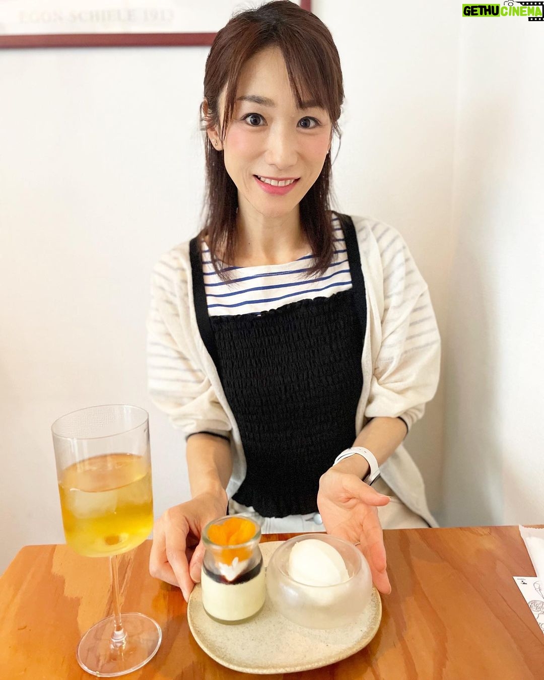 Mariko Dou - 2.5K Likes - 先日、お友達とお茶をした時の写真☕️🍮
おしゃれなスイーツとアイスティーと楽しい時間に、癒されたひと時でした💕
充電の時間、大切ですね😌✨
今週も頑張りましょう♪
#お友達 と
#お茶 しました
#ティータイム
#プリン
#アイスクリーム
#アイスティー
#ごちそうさまでした
#癒し の
#時間
#堂真理子 #テレビ朝日 #アナウンサー