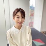 Mariko Dou Instagram - 本日の「ワイド！スクランブル」の衣装は、 ☆ブラウス.スカート… #stola ☆アクセサリー… #ete でした👗✨ 今日は朝から荒れた天気でしたが、明日は晴れそうですね☀️ 今週もお疲れ様でした😌素敵な週末をお過ごしください♪ #大下容子ワイドスクランブル #ワイドスクランブ#ニュース #テレビ朝日 #堂真理子 #テレビ朝日 #アナウンサー #アナウンサー衣装 #番組衣装