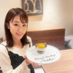 Mariko Dou Instagram - 先月、ランチをした時のこと🍽️ デザートの時に、誕生日が近いということで皆がお祝いをしてくれて、思わぬサプライズにびっくり＆感激でした🥰✨いくつになっても、お祝いしてくれるのは嬉しいですね🎵 皆さんは素敵な連休を過ごしましたか？今週も頑張りましょう❣️ #先月 #ランチ をした時の #写真 #誕生日 の #お祝い をしてくれました #ありがとうございます #堂真理子 #テレビ朝日 #アナウンサー