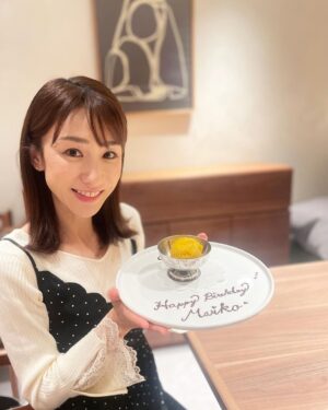 Mariko Dou Instagram - 先月、ランチをした時のこと🍽️
デザートの時に、誕生日が近いということで皆がお祝いをしてくれて、思わぬサプライズにびっくり＆感激でした🥰✨いくつになっても、お祝いしてくれるのは嬉しいですね🎵

皆さんは素敵な連休を過ごしましたか？今週も頑張りましょう❣️

 #先月
 #ランチ をした時の
 #写真
 #誕生日 の
 #お祝い をしてくれました
 #ありがとうございます
 #堂真理子 #テレビ朝日 #アナウンサー
