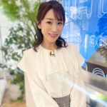 Mariko Dou Instagram - おはようございます☺️今朝もアベモニ、ありがとうございます♪ 朝から日差しが降り注いで、爽やかですね☀️日中は夏日になりそうです！ 今日の髪型は、ハーフアップのお団子にしてもらいました💕 #おはようございます #アベモニ #ありがとうございます #今日 は #暑く なりそうです #ヘアアレンジ #ハーフアップ #お団子 #堂真理子 #テレビ朝日 #アナウンサー