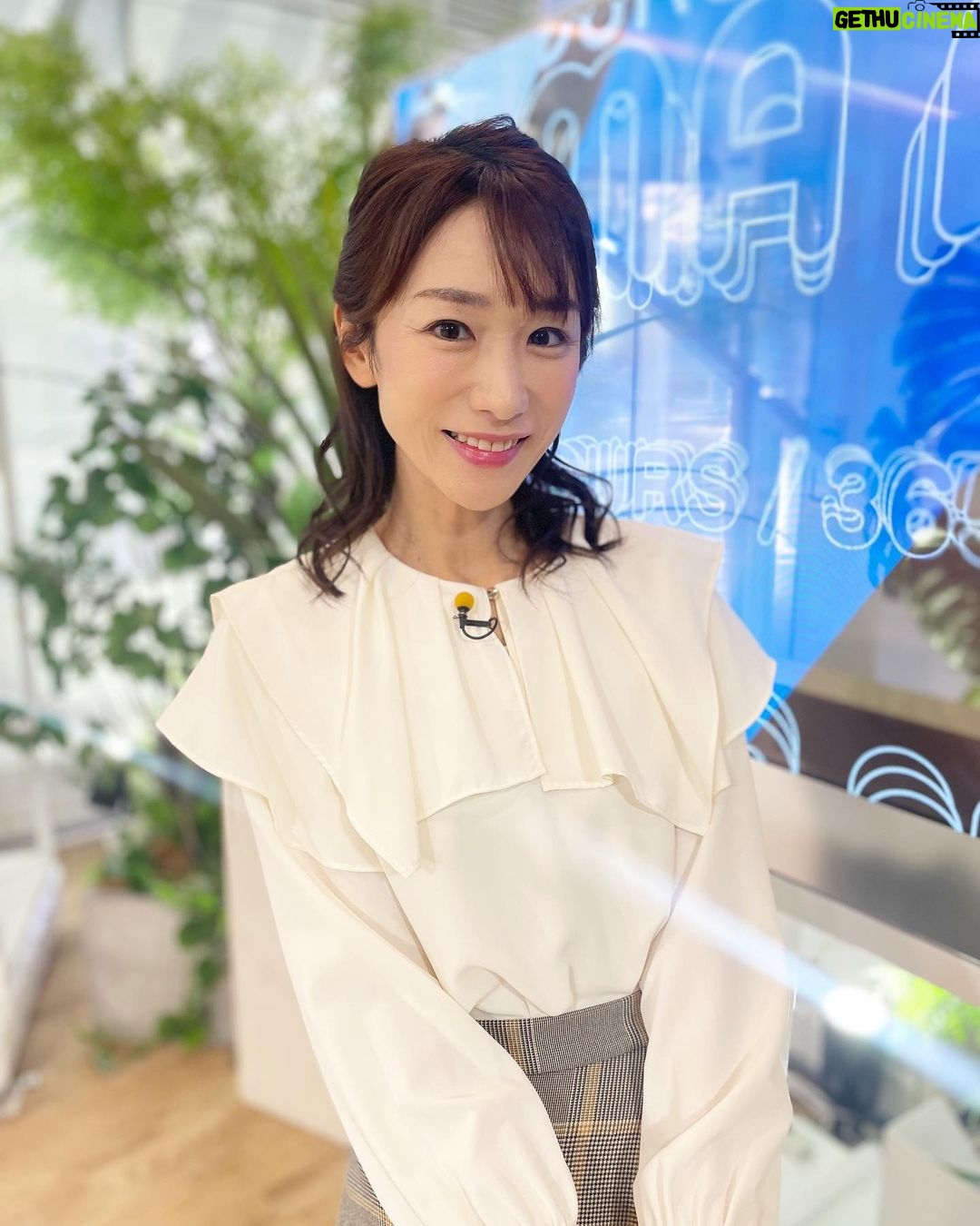 Mariko Dou Instagram - おはようございます☺️今朝もアベモニ、ありがとうございます♪ 朝から日差しが降り注いで、爽やかですね☀️日中は夏日になりそうです! 今日の髪型は、ハーフアップのお団子にしてもらいました💕 #おはようございます #アベモニ #ありがとうございます #今日 は #暑く なりそうです #ヘアアレンジ #ハーフアップ #お団子 #堂真理子 #テレビ朝日 #アナウンサー