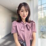 Mariko Dou Instagram - おはようございます🌞 昨日の「ワイド！スクランブル」の衣装は、 ☆ニット,スカート… #laissepasse ☆アクセサリー… #ete でした👗✨ 半袖ですが、色や素材はすっかり秋🍂 日中は暑いくらいの日が続くので、半袖のニットはこの時期、着やすいですね☺️ それでは素敵な週末をお過ごしください♪ #大下容子ワイドスクランブル #ワイドスクランブル #ニュース #テレビ朝日 #堂真理子 #アナウンサー #アナウンサー衣装 #番組衣装