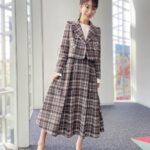 Mariko Dou Instagram - 金曜日は、スタイリストさんがたくさん写真を撮ってくれました📷 オフショットを何枚か載せます☺️ さて、今週は並木アナの代理で月曜日、火曜日の「Abema Morning」を担当します🎤よろしくお願いします🎵 #ワイドスクランブル の #オフショット #写真 #明日 と #明後日 は #アベモニ #よろしくお願いします #堂真理子 #テレビ朝日 #アナウンサー