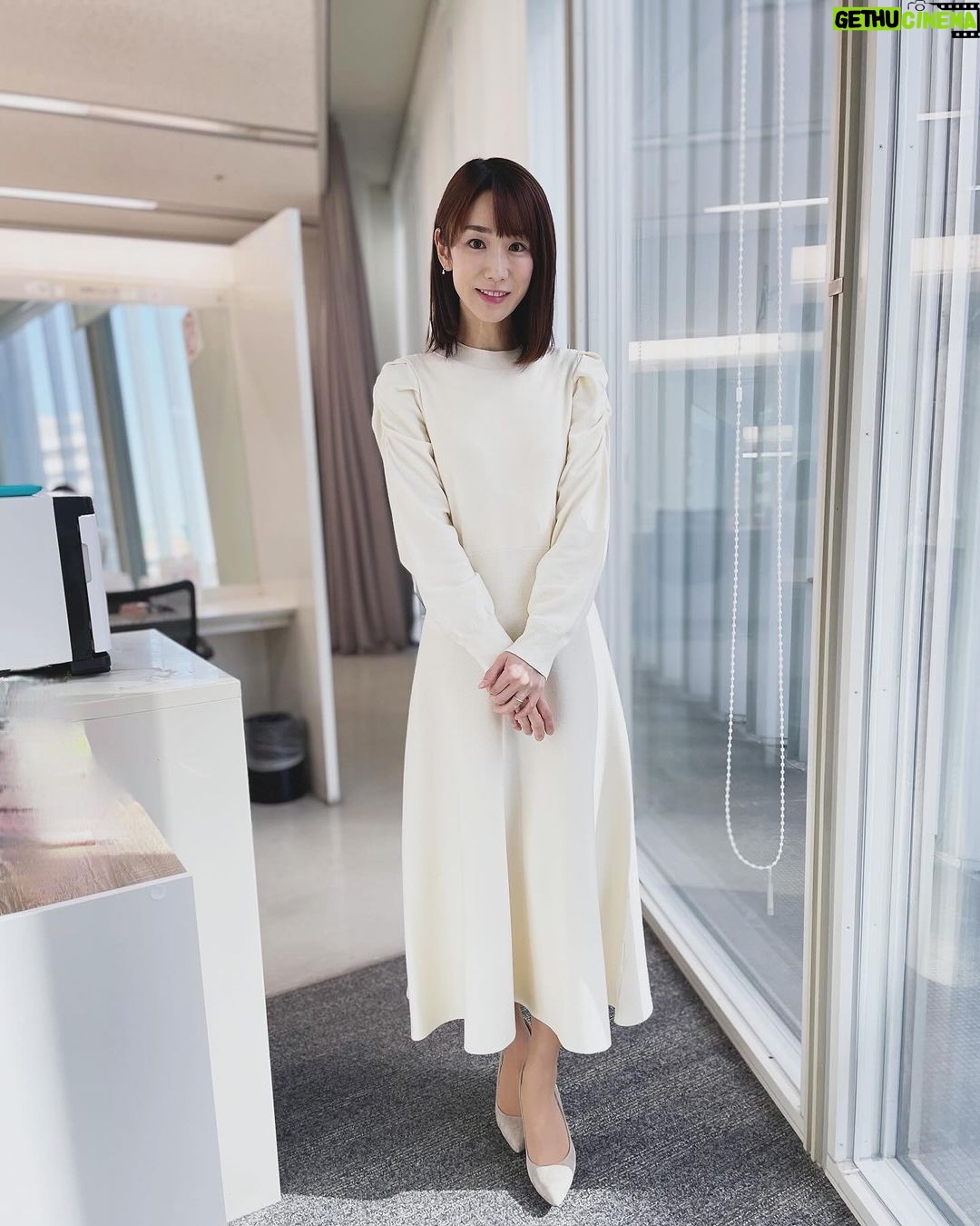 Mariko Dou - 2.4K Likes - 本日の「ワイド!スクランブル」の衣装は、
☆ワンピース… #laissepasse
でした👗
素敵な真っ白のワンピース、汚さないように注意深く仕事しました😆笑
週末、髪を切りました!
明日は朝7時からAbema Morning、よろしくお願いします✨
#大下容子ワイドスクランブル
#ワイドスクランブル
#ニュース
#テレビ朝日
#明日 は
#アベモニ
#よろしくお願いします
#堂真理子 #アナウンサー #アナウンサー衣装 #番組衣装