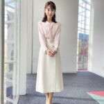 Mariko Dou Instagram - 昨日着用した「ワイド！スクランブル」の衣装は、 ☆ブラウス,スカート… #ノーリーズ ☆アクセサリー… #ete でした👗✨ まだまだ寒いですが、薄ピンクのブラウスが春らしくて素敵でした💓 今週末も寒く不安定な天気となりそうです。 どうぞお気を付けてお過ごしください。 #大下容子ワイドスクランブル #ワイドスクランブル #ニュース #テレビ朝日 #堂真理子 #アナウンサー #アナウンサー衣装 #番組衣装