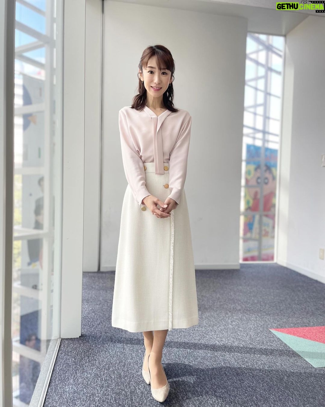 Mariko Dou Instagram - 昨日着用した「ワイド!スクランブル」の衣装は、 ☆ブラウス,スカート… #ノーリーズ ☆アクセサリー… #ete でした👗✨ まだまだ寒いですが、薄ピンクのブラウスが春らしくて素敵でした💓 今週末も寒く不安定な天気となりそうです。 どうぞお気を付けてお過ごしください。 #大下容子ワイドスクランブル #ワイドスクランブル #ニュース #テレビ朝日 #堂真理子 #アナウンサー #アナウンサー衣装 #番組衣装