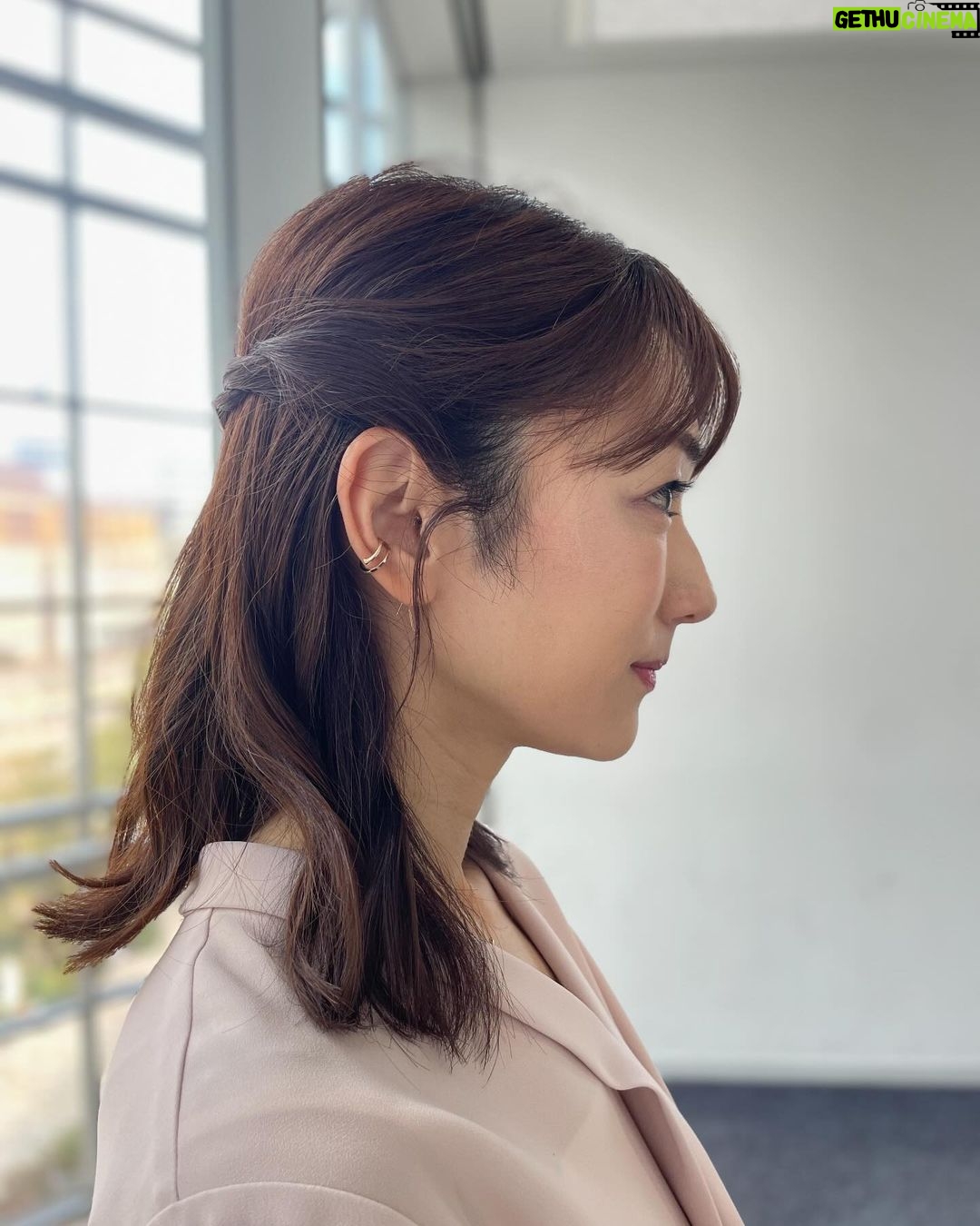 Mariko Dou Instagram - 昨日着用した「ワイド!スクランブル」の衣装は、 ☆ブラウス,スカート… #ノーリーズ ☆アクセサリー… #ete でした👗✨ まだまだ寒いですが、薄ピンクのブラウスが春らしくて素敵でした💓 今週末も寒く不安定な天気となりそうです。 どうぞお気を付けてお過ごしください。 #大下容子ワイドスクランブル #ワイドスクランブル #ニュース #テレビ朝日 #堂真理子 #アナウンサー #アナウンサー衣装 #番組衣装