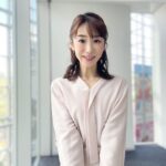 Mariko Dou Instagram - 昨日着用した「ワイド！スクランブル」の衣装は、 ☆ブラウス,スカート… #ノーリーズ ☆アクセサリー… #ete でした👗✨ まだまだ寒いですが、薄ピンクのブラウスが春らしくて素敵でした💓 今週末も寒く不安定な天気となりそうです。 どうぞお気を付けてお過ごしください。 #大下容子ワイドスクランブル #ワイドスクランブル #ニュース #テレビ朝日 #堂真理子 #アナウンサー #アナウンサー衣装 #番組衣装