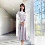 Mariko Dou Instagram - 年内最後の「ワイド！スクランブル」、放送中です！ 本日の衣装は、 ☆ニット,ジャンパースカート… #proportionbodydressing ☆アクセサリー… #starjewelry でした👗✨ 今日の「ピックアップニュース」で、仕事納めとなりました🎤 今年も本当にありがとうございました😌✨ 年内も残りわずかですが、皆さまが元気に過ごせますように✨ #大下容子ワイドスクランブル #ワイドスクランブル #ニュース #テレビ朝日 #堂真理子 #アナウンサー #アナウンサー衣装 #番組衣装 #今日 が #仕事納め #今年 も #ありがとうございました