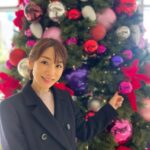 Mariko Dou Instagram - クリスマスの週末は、家族と過ごしました🎄🪅 娘が写真を撮ってくれると言うので、調子に乗って色々ポーズを取ってみました笑 #家族 で #過ごす #クリスマス #休日 #撮影 は #娘 #堂真理子 #テレビ朝日 #アナウンサー
