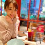 Mariko Dou Instagram - クリスマスの週末は、家族と過ごしました🎄🪅 娘が写真を撮ってくれると言うので、調子に乗って色々ポーズを取ってみました笑 #家族 で #過ごす #クリスマス #休日 #撮影 は #娘 #堂真理子 #テレビ朝日 #アナウンサー