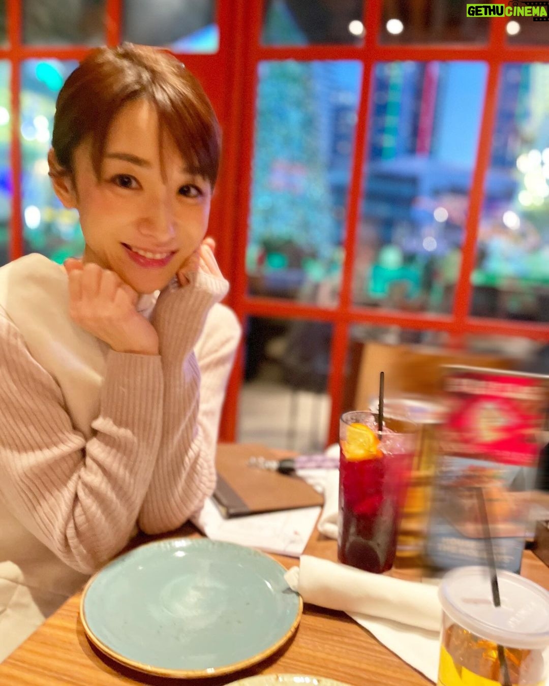 Mariko Dou - 2.5K Likes - クリスマスの週末は、家族と過ごしました🎄🪅
娘が写真を撮ってくれると言うので、調子に乗って色々ポーズを取ってみました笑
#家族 で
#過ごす
#クリスマス
#休日
#撮影 は
#娘
#堂真理子 #テレビ朝日 #アナウンサー
