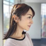Mariko Dou Instagram - 金曜日の全身ショットて横顔です📷 それでは、素敵なクリスマスをお過ごし下さい🎄🎁 #大下容子ワイドスクランブル #ワイドスクランブル #ニュース #テレビ朝日 #堂真理子 #アナウンサー #横顔 #アナウンサー衣装