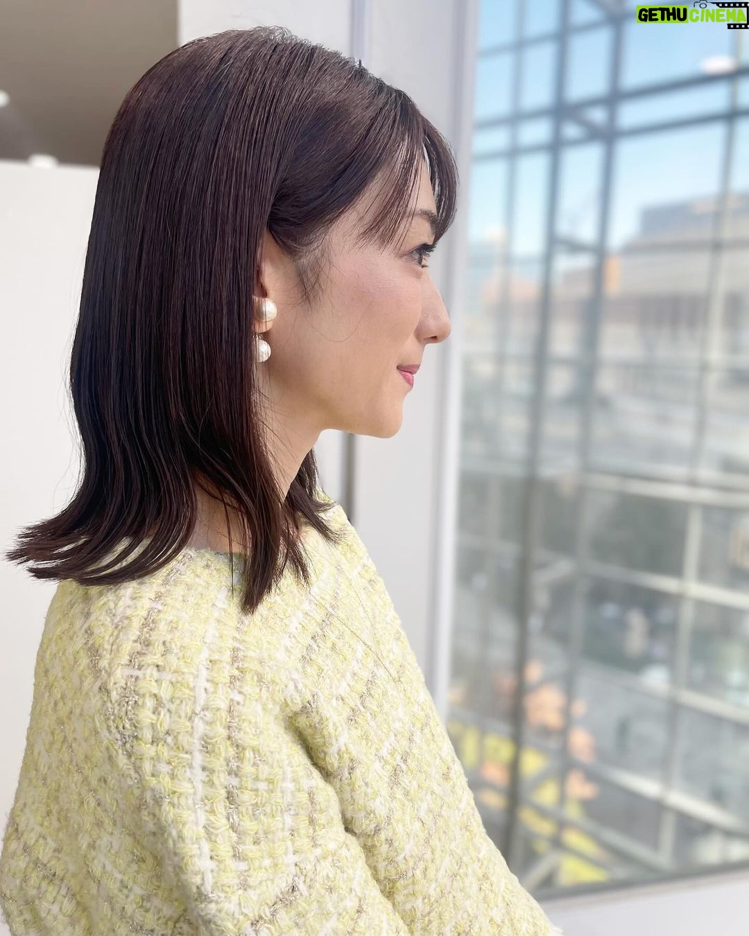 Mariko Dou Instagram - 本日のアベモニとワイド!スクランブルの衣装です👗✨ 「ワイド!スクランブル」は、 ☆ブラウス,パンツ… #lounie でした😊 アベモニはピンクのニット、ワイドスクランブルは黄色のブラウス、華やかな色合いに癒されました😊 明日も頑張ります❣️ よろしくお願いします✨ #アベモニ #ワイドスクランブル #大下容子ワイドスクランブル #ニュース #テレビ朝日 #堂真理子 #アナウンサー #アナウンサー衣装 #番組衣装