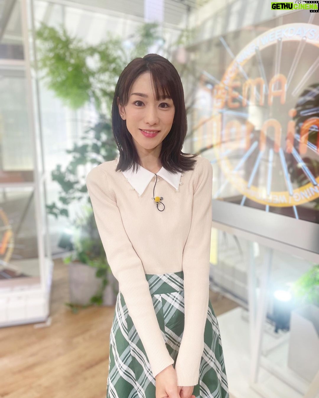 Mariko Dou Instagram - 本日のアベモニとワイド!スクランブルの衣装です👗✨ 「ワイド!スクランブル」は、 ☆ブラウス,パンツ… #lounie でした😊 アベモニはピンクのニット、ワイドスクランブルは黄色のブラウス、華やかな色合いに癒されました😊 明日も頑張ります❣️ よろしくお願いします✨ #アベモニ #ワイドスクランブル #大下容子ワイドスクランブル #ニュース #テレビ朝日 #堂真理子 #アナウンサー #アナウンサー衣装 #番組衣装