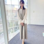 Mariko Dou Instagram - 本日の「ワイド！スクランブル」の衣装は、 ☆ブラウス,ジャンパースカート… #stola でした👗✨ 髪型は、ハーフアップのお団子にしてもらいました🎵 明日も、アベモニ後に担当します🎤 よろしくお願いします😊 #大下容子ワイドスクランブル #ワイドスクランブル #ニュース #テレビ朝日 #堂真理子 #アナウンサー #番組衣装 #アナウンサー衣装