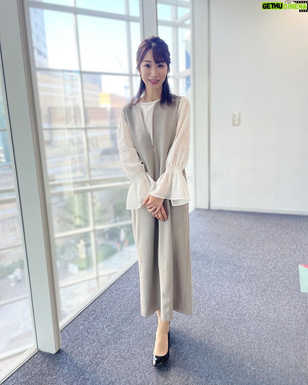 Mariko Dou - 2.2K Likes - 本日の「ワイド!スクランブル」の衣装は、
☆ブラウス,ジャンパースカート… #stola
でした👗✨
髪型は、ハーフアップのお団子にしてもらいました🎵
明日も、アベモニ後に担当します🎤
よろしくお願いします😊
#大下容子ワイドスクランブル
#ワイドスクランブル
#ニュース
#テレビ朝日
#堂真理子 #アナウンサー #番組衣装 #アナウンサー衣装