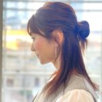 Mariko Dou Instagram - 本日の「ワイド！スクランブル」の衣装は、 ☆ブラウス,ジャンパースカート… #stola でした👗✨ 髪型は、ハーフアップのお団子にしてもらいました🎵 明日も、アベモニ後に担当します🎤 よろしくお願いします😊 #大下容子ワイドスクランブル #ワイドスクランブル #ニュース #テレビ朝日 #堂真理子 #アナウンサー #番組衣装 #アナウンサー衣装