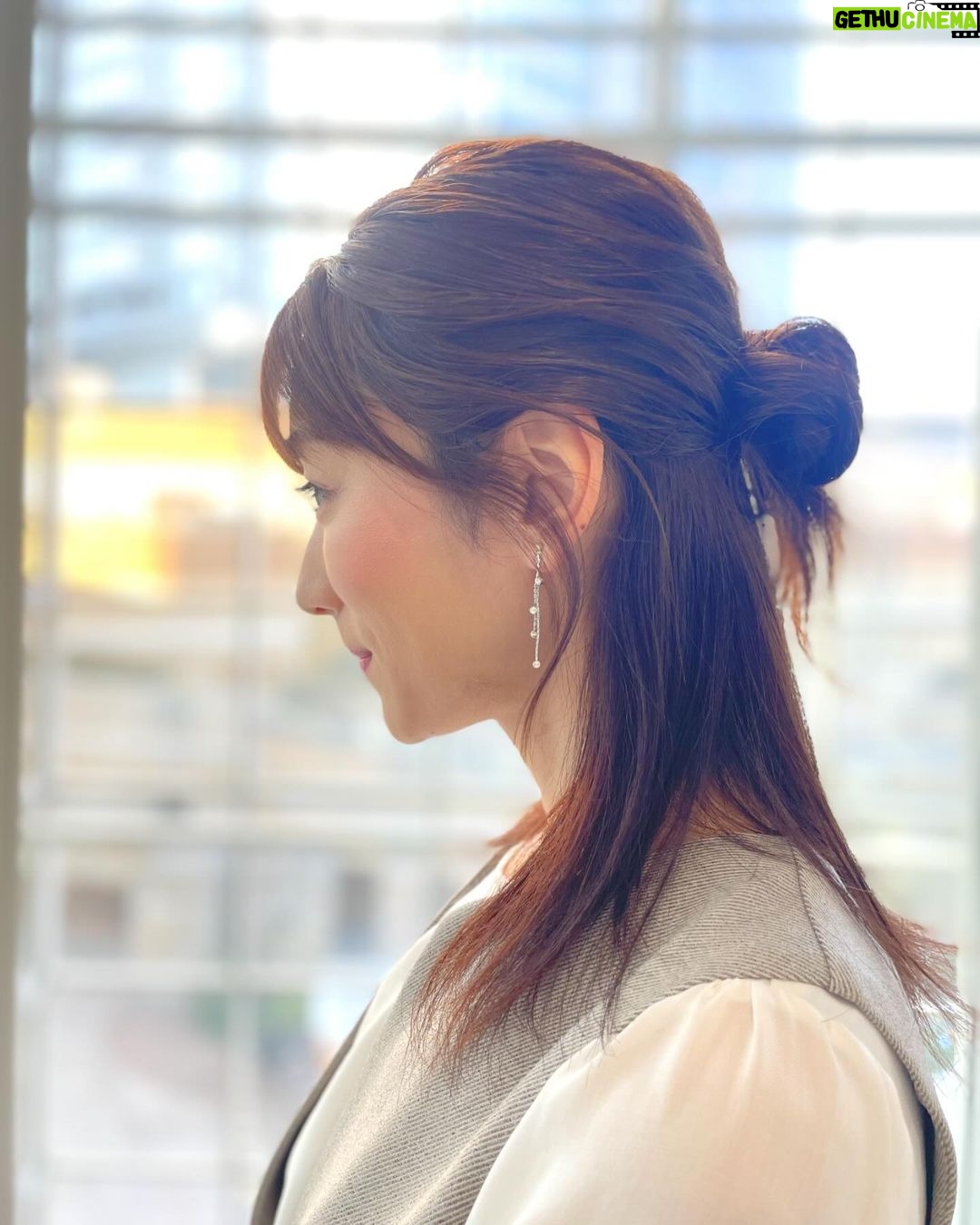 Mariko Dou - 2.2K Likes - 本日の「ワイド!スクランブル」の衣装は、
☆ブラウス,ジャンパースカート… #stola
でした👗✨
髪型は、ハーフアップのお団子にしてもらいました🎵
明日も、アベモニ後に担当します🎤
よろしくお願いします😊
#大下容子ワイドスクランブル
#ワイドスクランブル
#ニュース
#テレビ朝日
#堂真理子 #アナウンサー #番組衣装 #アナウンサー衣装