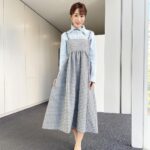 Mariko Dou Instagram - 「ワイド！スクランブル」の衣装は、 ☆ニット,スカート… #ノーリーズ ☆アクセサリー… #starjewelry でした👗✨ ニットとワンピースのデザインが素敵でした💕 週末も暖かくなりそうですね☀️ 素敵な週末をお過ごしください🎵 #大下容子ワイドスクランブル #ワイドスクランブル #ニュース #テレビ朝日 #堂真理子 #アナウンサー #アナウンサー衣装 #番組衣装