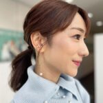 Mariko Dou Instagram - 「ワイド！スクランブル」の衣装は、 ☆ニット,スカート… #ノーリーズ ☆アクセサリー… #starjewelry でした👗✨ ニットとワンピースのデザインが素敵でした💕 週末も暖かくなりそうですね☀️ 素敵な週末をお過ごしください🎵 #大下容子ワイドスクランブル #ワイドスクランブル #ニュース #テレビ朝日 #堂真理子 #アナウンサー #アナウンサー衣装 #番組衣装