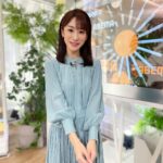Mariko Dou Instagram - アベモニ直後のスタジオから✨ 今朝もご覧下さった皆さま、ありがとうございました！！ 今日は季節外れの暖かさになるところが多いようですね。寒暖差にお気を付け下さい。 今朝の衣装は、爽やかなブルーのワンピースでした👗✨ それでは今日も一日頑張りましょう❣️ #おはようございます #アベモニ #ありがとうございます #今日 は #暖かく なりそうです #堂真理子 #テレビ朝日 #アナウンサー