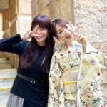 Mariko Dou Instagram - 先週、待ち受け配信用の着物撮影をしました👘✨お天気にも恵まれ、綺麗なお着物を選んでいただき、素敵な写真をたくさん撮ってもらいました💕 可愛い新人の荒井アナとも2ショット写真を撮りました‼️（年齢差は恐ろし過ぎるので、考えないことにします😂笑） アナウンス部SNS用の動画や写真は、三谷アナが撮影してくれました〜！三谷さん自身、このあと着物撮影を控えているにも関わらず、忙しい時間の合間に来てくれました😭✨ありがとうございます❣️ 普段中々話す機会のない後輩たちともおしゃべりできて、楽しかったです♪ 待ち受け配信はもう少し先になりますが、またお知らせしますね😊 さて、あっという間に12月に突入しましたね💦 今年も残り1ヶ月を切りましたが、元気に過ごしましょう♪ #着物 を着て #写真撮影 #撮影 #待ち受け #配信 用 #三谷紬 アナ #荒井理咲子 アナ #可愛い #後輩 と #堂真理子 #テレビ朝日 #アナウンサー